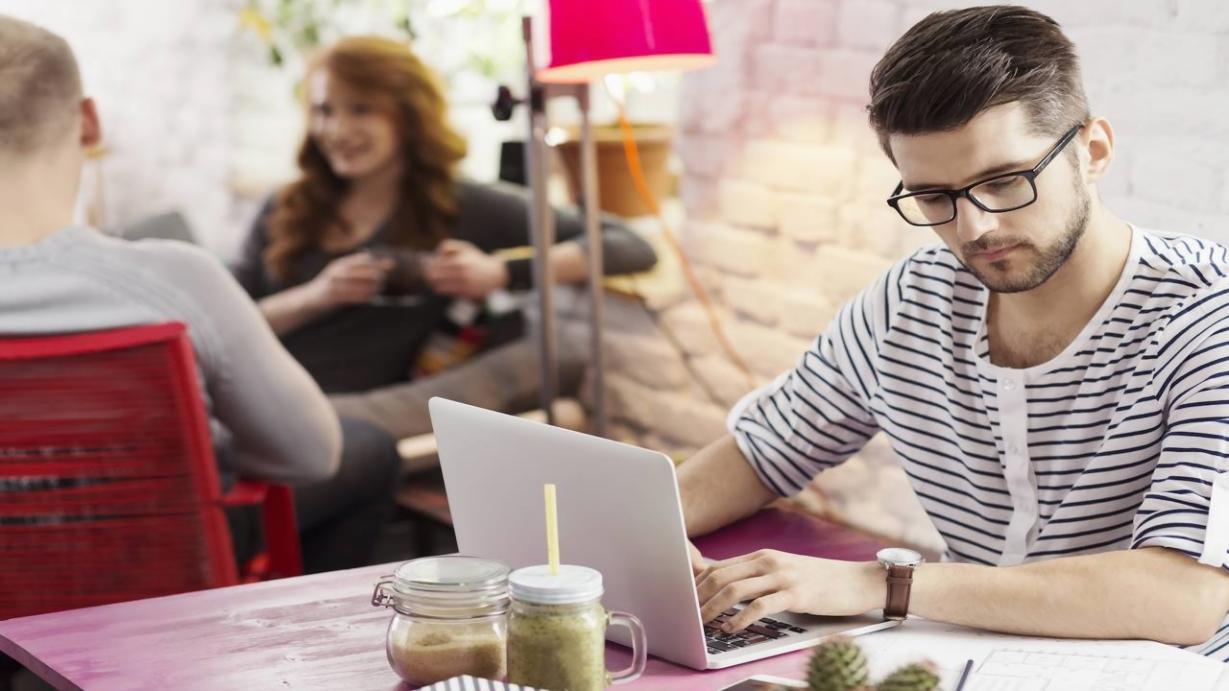Étudiant participant à un atelier de protection de la faune